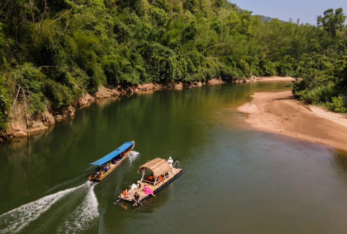 Bungalós flotantes en el río Kwai
